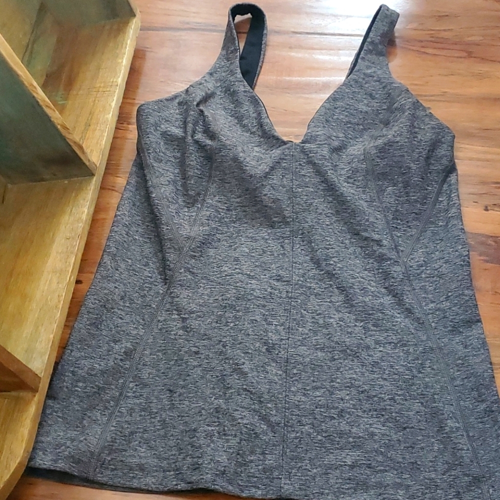 Lululemon v-neck tank top EUC
